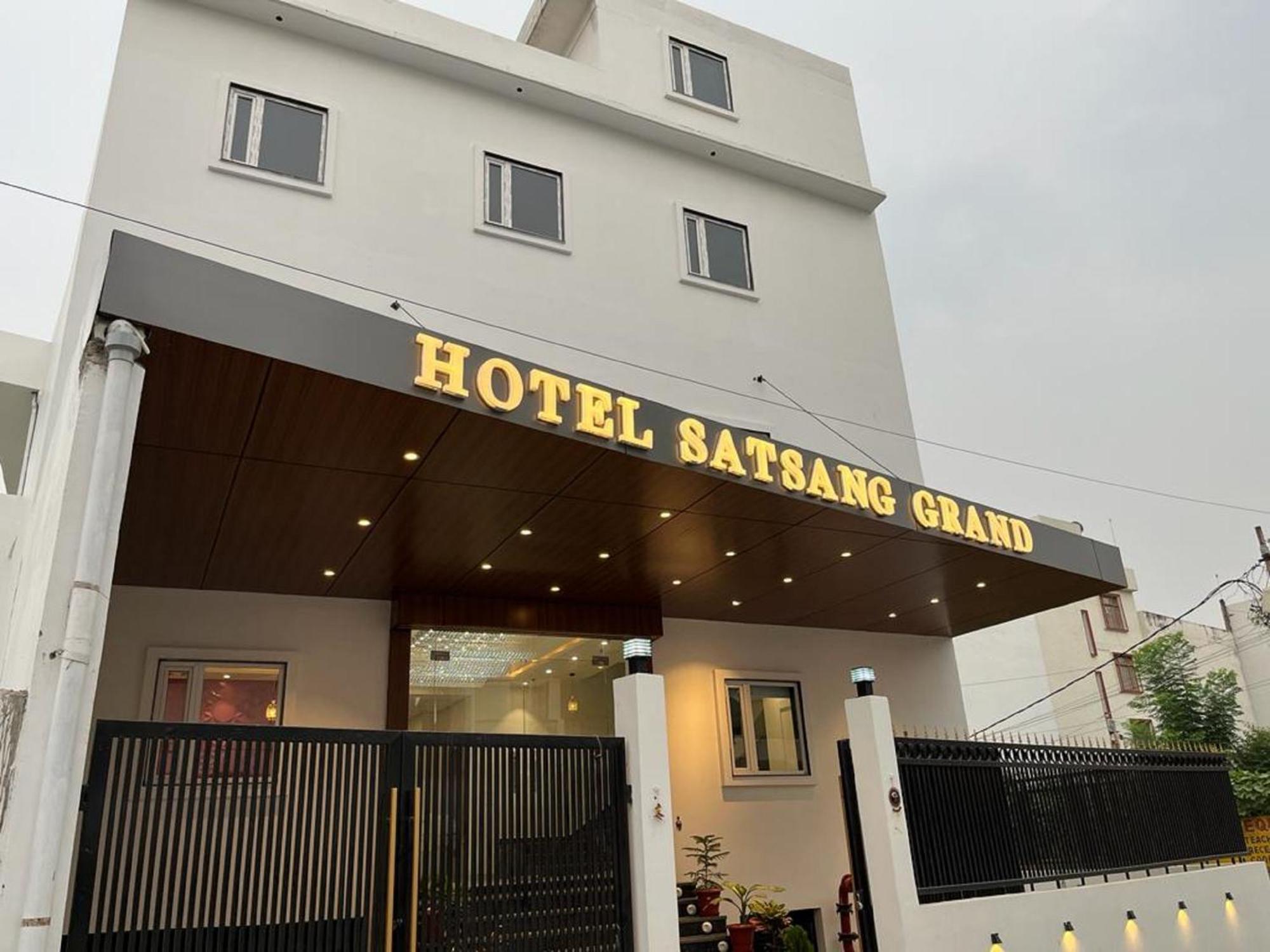 Hotel Satsang Grand Waranasi Zewnętrze zdjęcie